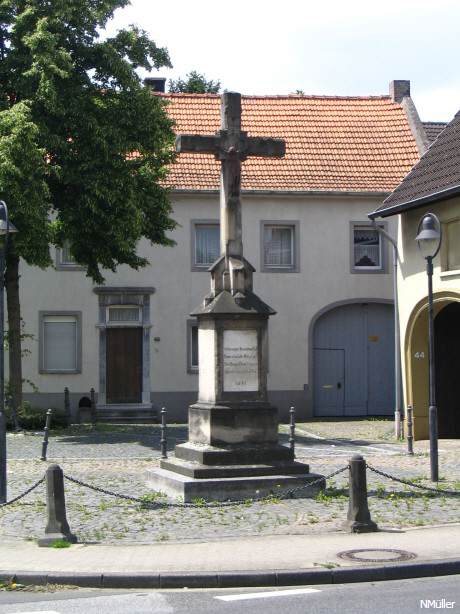 Zentral im Dorf
