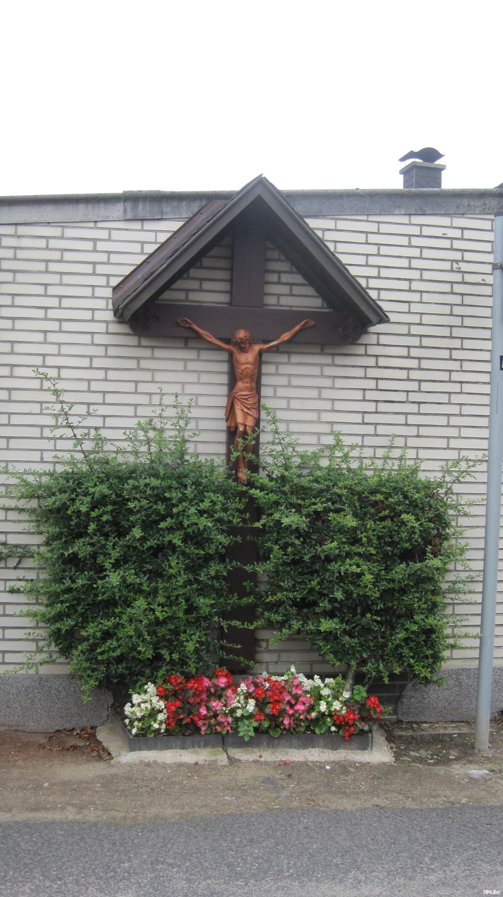 an der Straße kurzn vor der Bahnunterführung